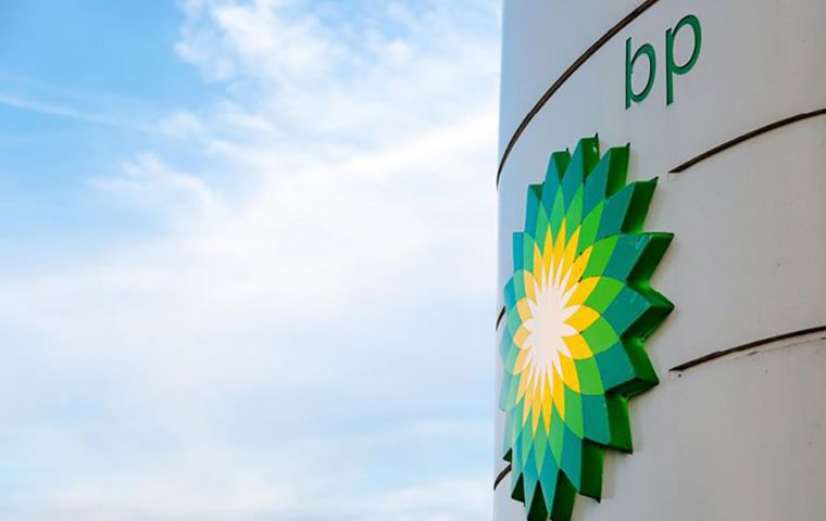 Компания заявила, что находилась нефть и газ в проспекте Bumerangue, в 404 километрах от Рио -де -Жанейро, на глубине воды 2372 метра