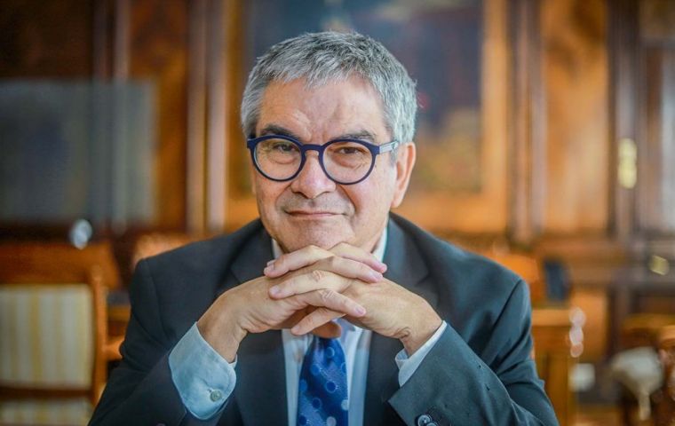 Marcel met with Boric and dodged reporters on his way out of La Moneda