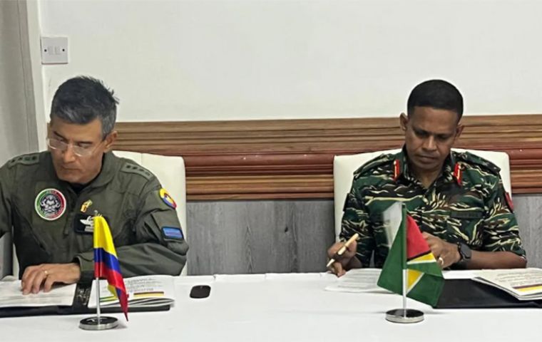 El documento fue firmado en Georgetown por el brigadier guyanés Omar Khan y el general de la Fuerza Aérea colombiana Luis Carlos Córdoba Avendaño