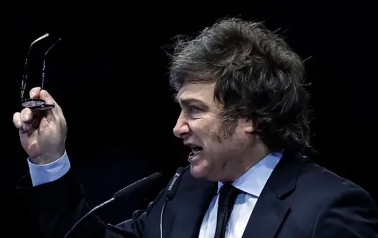 For the first time, Milei's approval rating fell below 40%, the FT admitted