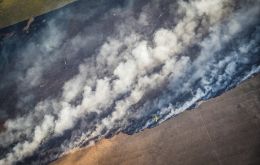 A wildfire during 2023's drought is fought by a crop duster plane in Rocha eastern Uruguay. Photo: Sebastian Astorga Rostani
