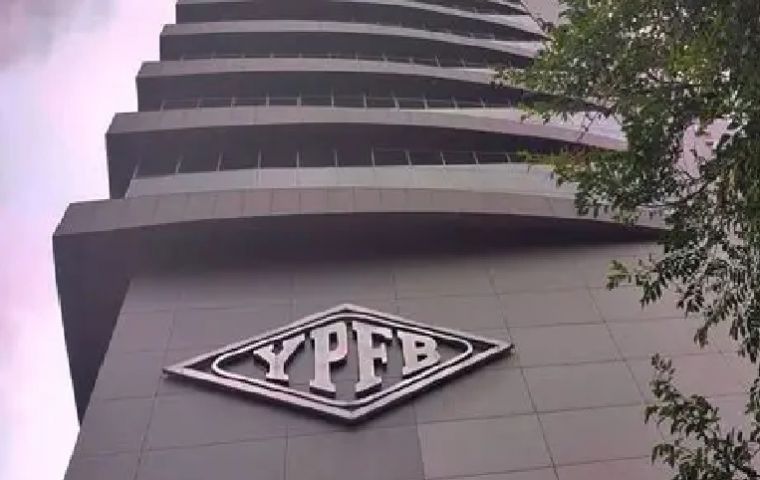 Petrol stations must prioritize YPFB's supply, but may seek other options if it fails to deliver