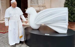  “Paloma de la Paz” (Dove of Peace), created by Uruguayan artist Pablo Atchugarry. 