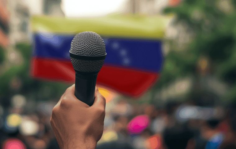 The IAPA documented the detention of 18 journalists and media workers in Venezuela