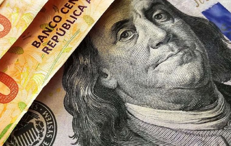 The “blue” dollar went up AR$25 from the previous day
