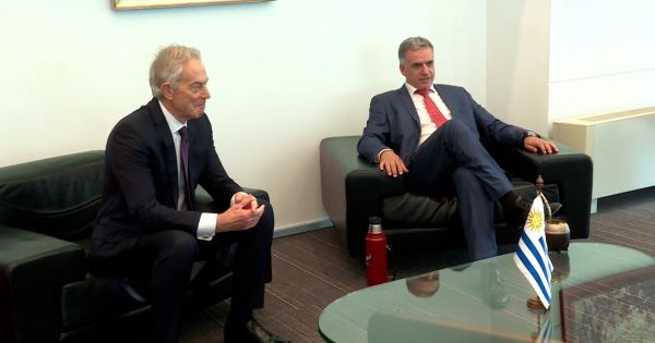 Tony Blair and Yamandú Orsi discuss child poverty, artificial intelligence, and drug trafficking in Montevideo