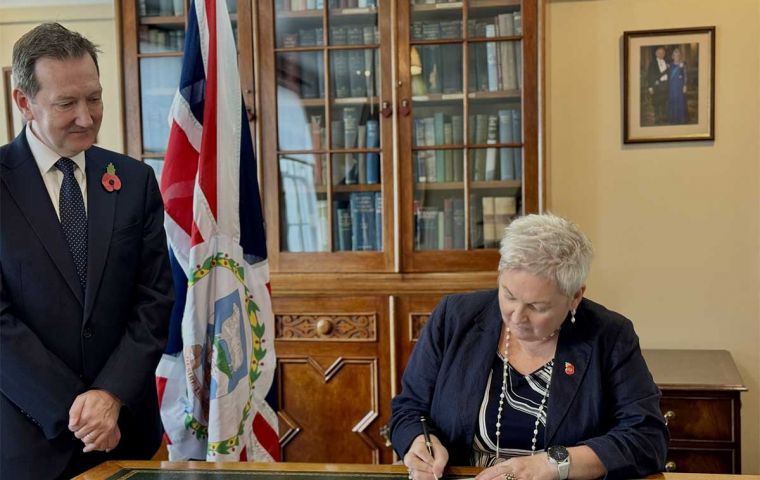 Губернатор Колин Мартин-Рейнольдс и вернувшийся офицер доктор Андреа Клаузен подписывают документы о роспуске Законодательного собрания и подтверждают 11 декабря датой всеобщих выборов. 