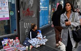 “You’re either poor or rich,” The Guardian highlighted, quoting an interviewee. Photo: Luis Robayo/AFP