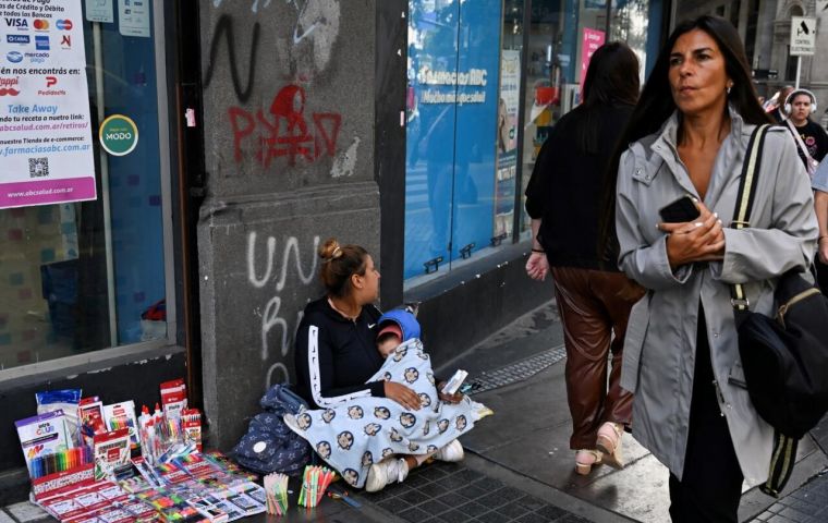 “You’re either poor or rich,” The Guardian highlighted, quoting an interviewee. Photo: Luis Robayo/AFP