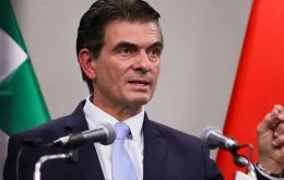 Paz insisted that key positions must be filled by qualified people, not just political allies