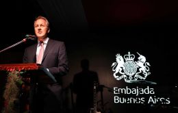 Ambassador David Cairns addresses the hundreds of guests present at the celebration, attended by leaders from the three branches of Argentine government 