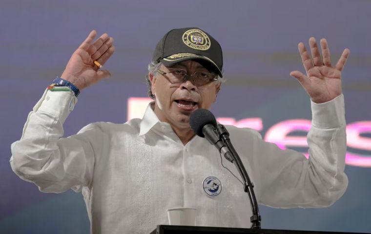 Petro claimed that those seeking to overthrow him supported Pinochet and Videla back in the day