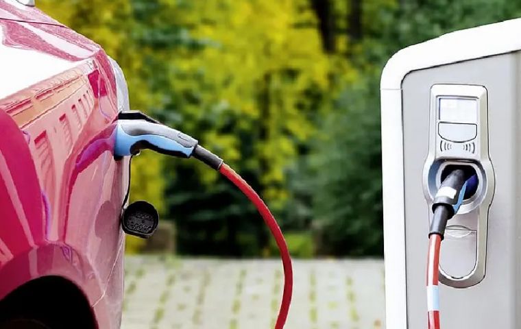 During the first semester of 2025, electric vehicle sales in Uruguay reached over 5,000 units, representing a 124% yoy increase