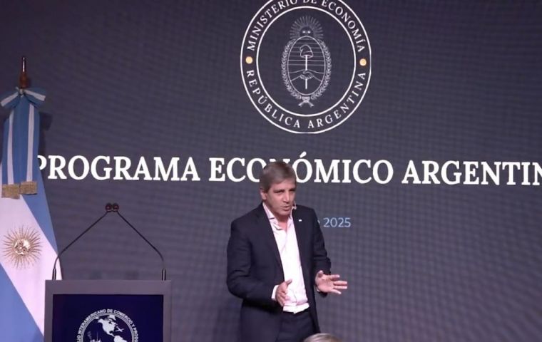 Caputo announced the issuance of new dollar-denominated bonds