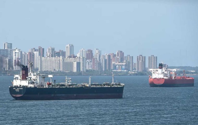 Tankers currently in Venezuela risk seizure if departing, potentially causing a total paralysis of the country&rsquo;s oil industry