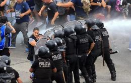 While appeals are exhausted, federal security forces face significant uncertainty regarding how to handle street demonstrations