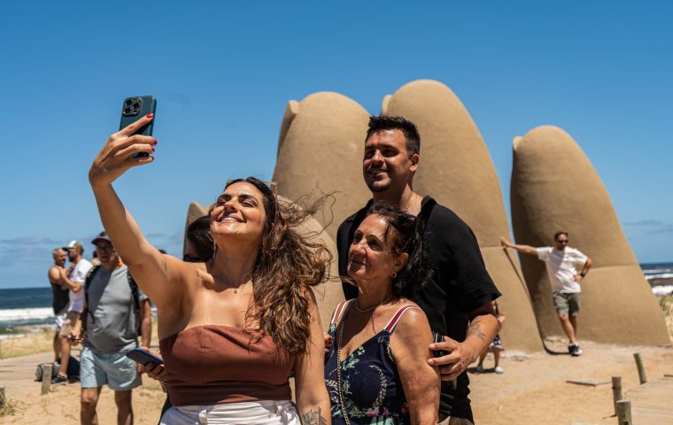 Minister Menoni expressed high expectations for the 2025&ndash;2026 summer season