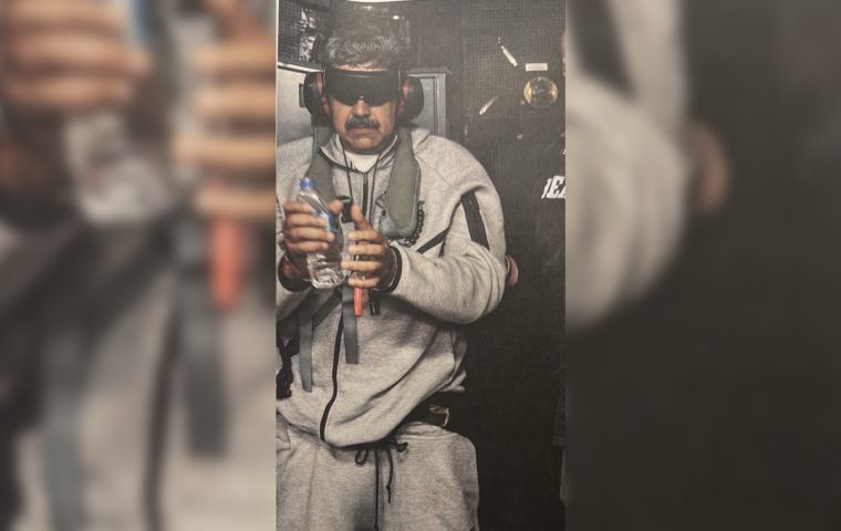 Donald Trump shared a photo allegedly depicting Nicol&aacute;s Maduro aboard USS Iwo Jima