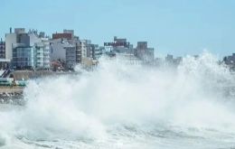 They thought it was a tsunami, but it was a meteorological tide caused by shifting winds, an expert quoted by Clar&iacute;n explained