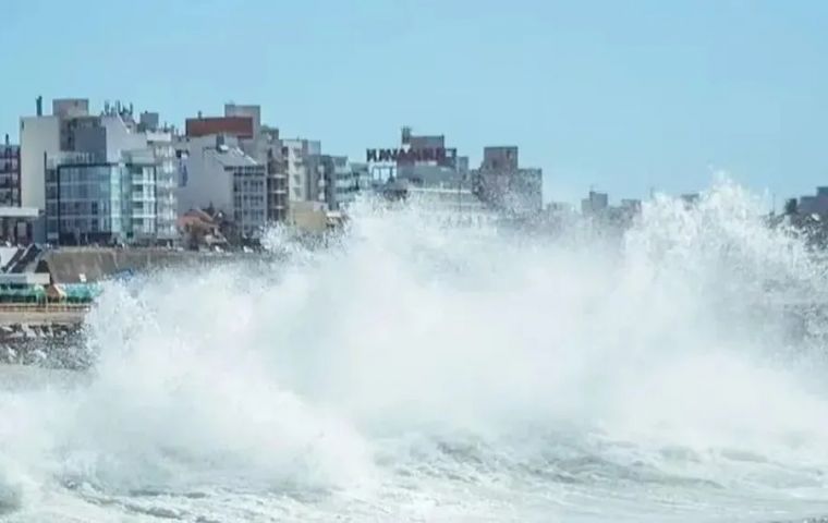 They thought it was a tsunami, but it was a meteorological tide caused by shifting winds, an expert quoted by Clar&iacute;n explained
