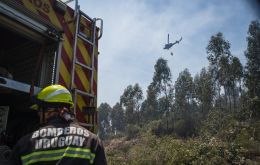 Firefighters fighting a fire in Piri&aacute;polis, Uruguay. Photo: Sebasti&aacute;n Astorga