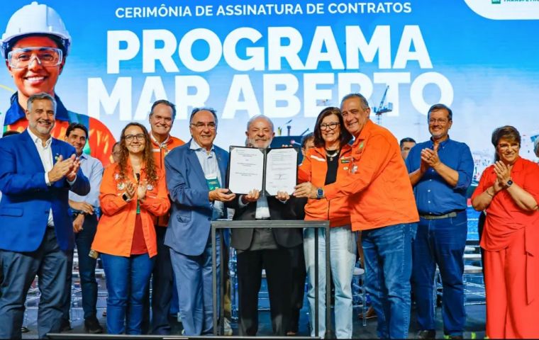 The ceremony was attended by President Luiz In&aacute;cio Lula da Silva, the governor of Rio Grande do Sul, Eduardo Leite, as well as ministers, parliamentarians, and other authorities