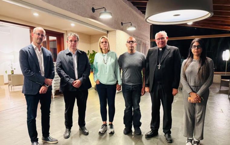 Mariana Gonz&aacute;lez and Rafael Tudares (center), at the Swiss Embassy residence in Caracas.