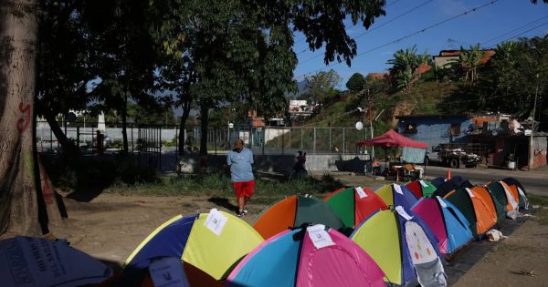 Venezuela releases “at least 80” political prisoners as families wait outside jails