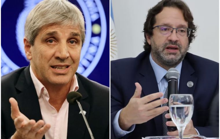 Caputo (left) linked Lavagna&rsquo;s (right) resignation to disagreements with President Javier Milei over timing, and said: &ldquo;There is no need to change the index now&hellip; it makes virtually no difference.&rdquo;