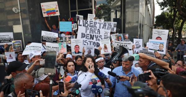 Families of political prisoners protest outside Venezuela’s National Assembly, question amnesty bill