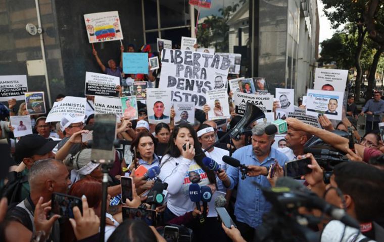 Protesters argued the draft, &ldquo;as currently proposed,&rdquo; would leave out more than half of political prisoners.