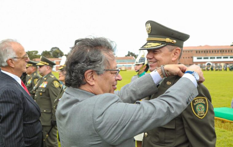 The Colombian president claims that Edwin Urrego, commander of the Cali police, attempted to plant drugs in a vehicle belonging to his motorcade.
