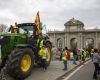 Columns of tractors converged on Plaza de Col&oacute;n from several starting points before moving along major avenues toward the Agriculture Ministry area