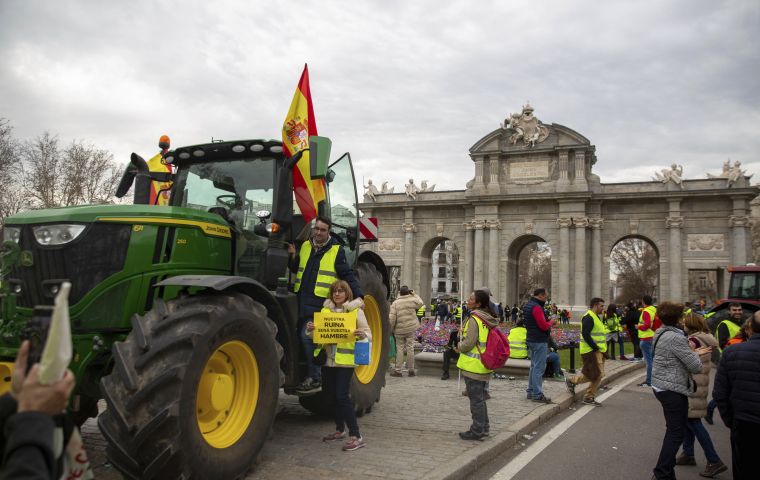 Columns of tractors converged on Plaza de Col&oacute;n from several starting points before moving along major avenues toward the Agriculture Ministry area
