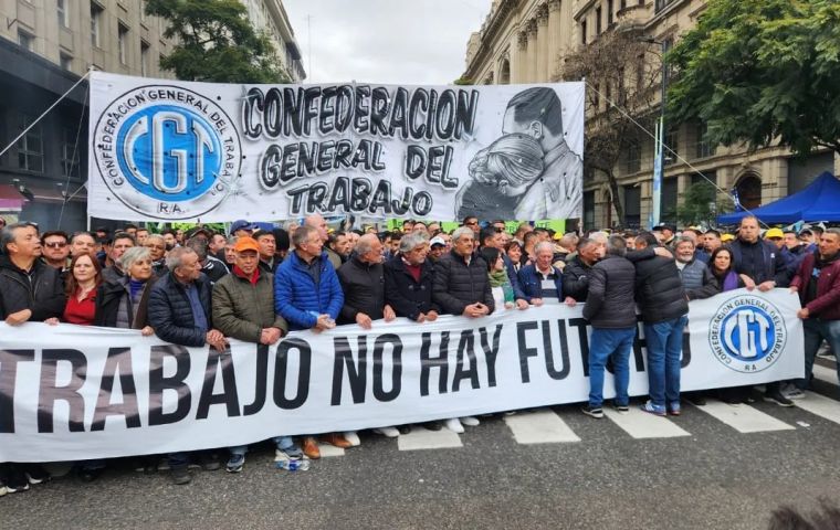 The CGT decided the walkout in an online meeting of its executive council and ruled out a street mobilization to Congress