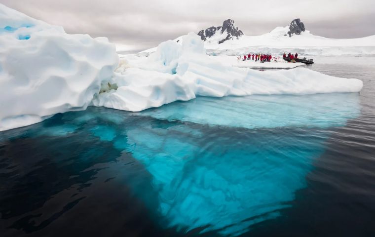 The authors report that at the beginning of the Cenozoic, the location of the maximum global geoid depression was centered over the South Atlantic