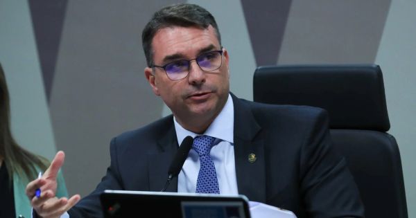 Flávio Bolsonaro mocks samba school’s demotion after Lula tribute, says the “next drop” will be him