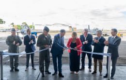 Orsi led the ribbon-cutting and handed part of the ribbon to Lacalle Pou, reflecting that the acquisition was launched under the previous administration. Photo: Uruguay's Defense Ministry