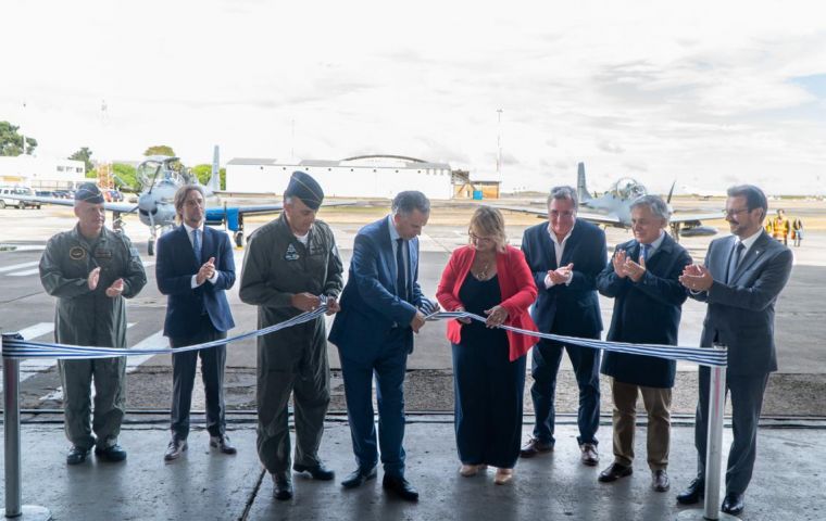 Orsi led the ribbon-cutting and handed part of the ribbon to Lacalle Pou, reflecting that the acquisition was launched under the previous administration. Photo: Uruguay's Defense Ministry