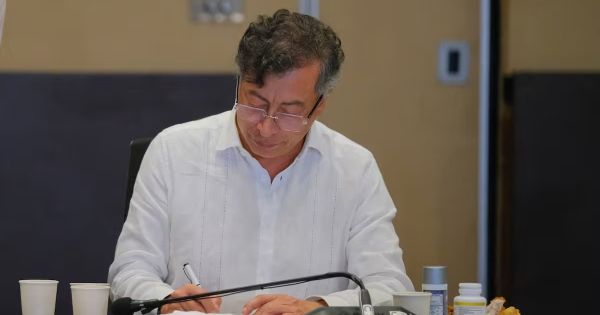 Petro signs petition sheet backing a constituent assembly push in Colombia