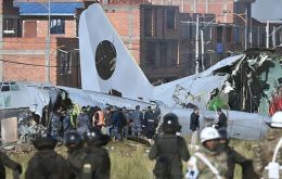 The aircraft was carrying a total of 50 million bolivianos (approximately US$7.1 million), and authorities estimated that around 30% of the cargo was stolen at the scene.