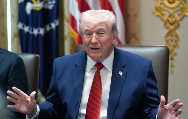 Trump extended on Thursday the deadline for Tehran to accept his terms to April 6, at the request of the Iranian government, as he announced on social media