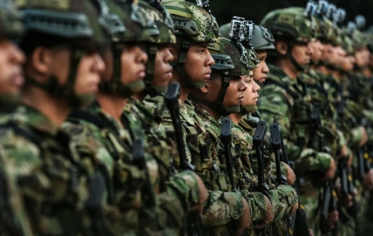 Soldiers of the Colombian National Army at attention. Photo: AFP