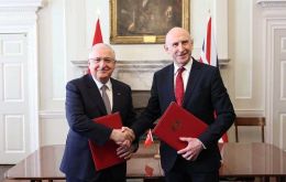 Defense Secretary John Healey (R) meets T&uuml;rkiye&rsquo;s Minister of National Defense Yaşar G&uuml;ler (Pic X)