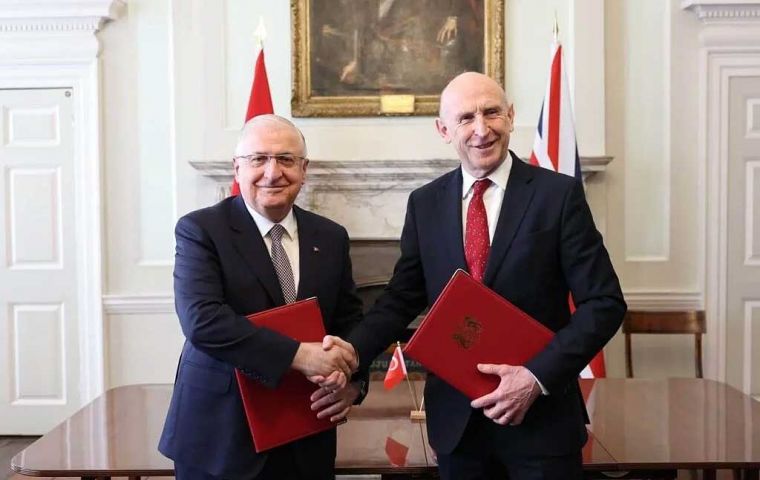 Defense Secretary John Healey (R) meets T&uuml;rkiye&rsquo;s Minister of National Defense Yaşar G&uuml;ler (Pic X)