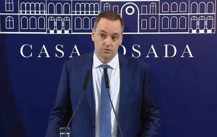 The investigation expanded with the alleged existence of a two-story home at an exclusive country club community, whose fees are registered under the name of Adorni's wife.