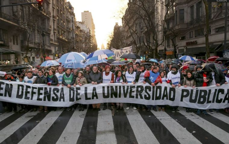 Judges Sergio Fern&aacute;ndez and Jorge Mor&aacute;n rejected the executive branch's appeal and called its arguments not serious, including the claim that the injunction amounted to a disguised final ruling