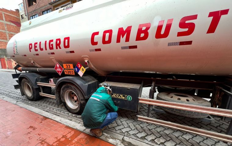 YPFB tanker trucks with a capacity of up to 33,000 liters allegedly were illegally offloading between 700 and 1,000 liters at the Chilean ports of Arica and Iquique