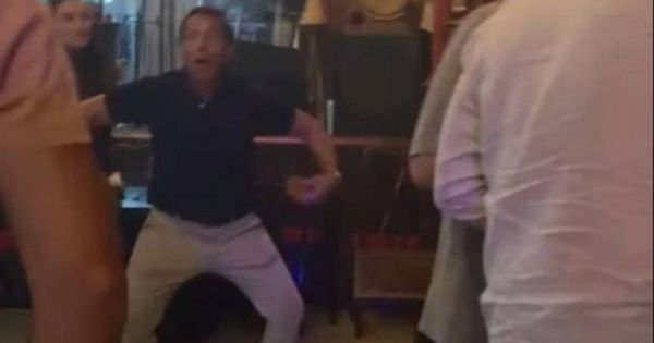 Father of Argentine lawyer detained for racism in Brazil repeats same gestures at bar