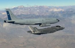 The maneuver was carried out on April 4 in international airspace, as the fifth-generation fighters were en route to Santiago to participate in FIDAE 2026
